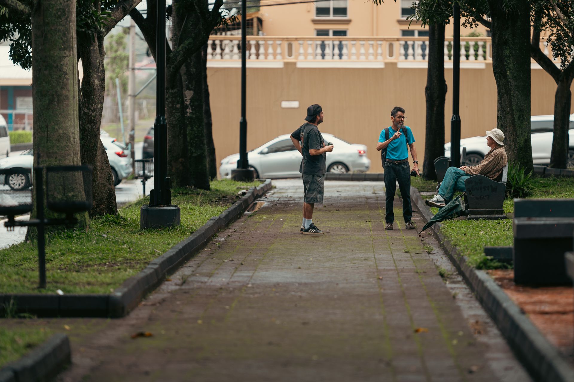 Vizinhos conversando em praça pública, Costa Rica — segurança cidadã